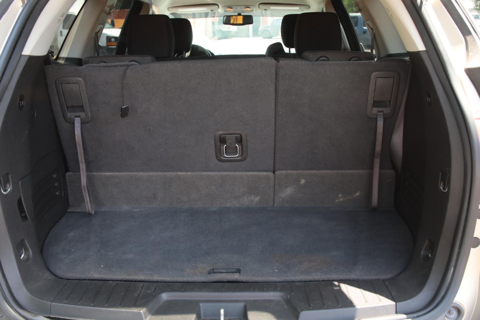 2012 TAN CHEVROLET TRAVERSE LT FWD (1GNKRGED1CJ) with an 3.6L V6 DOHC 24V engine, 6-SPEED AUTOMATIC transmission, located at 420 E. Kingsbury St., Seguin, TX, 78155, (830) 401-0495, 29.581060, -97.961647 - Photo#6